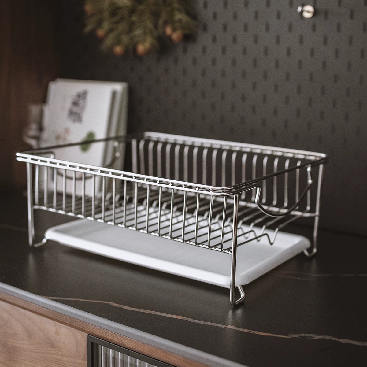 Giá đựng đồ trong nhà bằng kim loại so với giá bằng gỗ như thế nào?